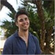 Graduado en Periodismo y especializado en Comunicación Cultural imparte clases de Filosofía a todos los niveles