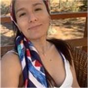 Profesora, con mucha paciencia para los niñ@s que les cuesta concentrarse