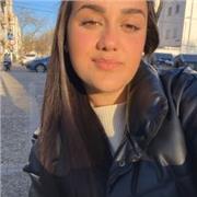 Chica jóven estudiante que su pasión es ayudar y los niños pequeños.
