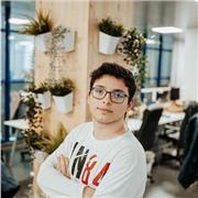 Programador Junior enfocado a dar clases a cualquier tipo de persona sin experiencia en el campo.