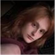 Profesora joven de inglés para niños y adolescentes con clases dinámicas tanto presencial como online