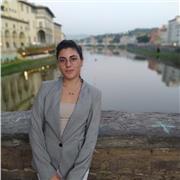 Docente di storia dell'arte impartisce lezioni a studenti del liceo