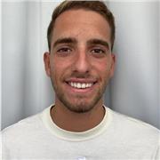 Estudio actualmente el tercer curso de Educación Primaria en la Universidad de Cádiz. Veo esta posibilidad de trabajo como un gran paso para seguir avanzando en la docencia y como método para realizar unas prácticas prematuras. Me encanta el trato con los