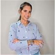 Profesora de español imparte clases a estudiantes de todas las edades