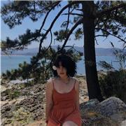 Profesora de inglés impartes clases a niños de primaria y ESO