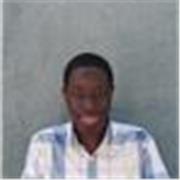 Persona joven con dominio del español imparte clases a gente de todas las edades