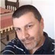 Profesor de sociología imparte clases a personas de cualquier edad que lo soliciten