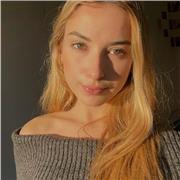 Soy una estudiante de Traducción e Interpretación en la Universidad de Granada, especializada en inglés (con un C2 acreditado)