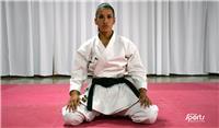 profesora de educación física ofrece clases de karate