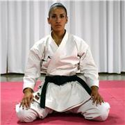 profesora de educación física ofrece clases de karate