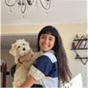 Profesora de biología imparte clases a niños de todas las edades