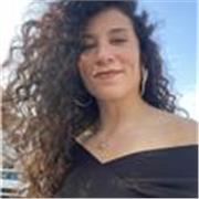 Profesora de inglés conversacional y gramatical con nivel bilingüe y facilidad entre acentos británico y estadounidense. 