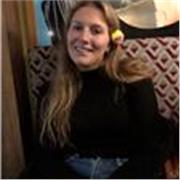 Studentessa laurea magistrale impartisce lezioni di materie umanistiche a studenti di scuole elementari e medie