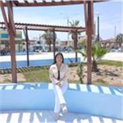 Profesora de matemáticas que dicta clases a toda primaria