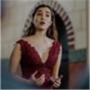 Cantante profesional y profesora de canto lírico, con formación superior y amplia experiencia en ópera.