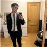 Estudiante de bachillerato que ofrece apoyo escolar a alumnos de primaria