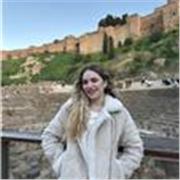 Profesora de apoyo escolar imparte clases particulares a niños/as de primaria