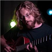 Diplomato in Chitarra propone lezioni di Chitarra Classica e Moderna ad ogni livello