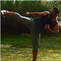 Maestro di arti marziali impartisce lezioni private ,di difesa personale