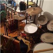 Clases de bateria. Autodidacta con mas de 20 años de experiencia en bateria y otros instrumentos. Mis clases son didacticas y enfocadas a la pracgica de la coordinacion en primera instancia. Cobro 7mil oos 45 min via zoom o wazap. Mi wazap es