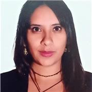 Profesora de sociales, imparte clases de sociales, filosofía, historia, geografía, sociología, religión, ética, lectura crítica