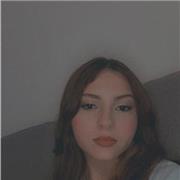 FOS-Schülerin, die Schüler der Real-und Mittelschule unterrichtet