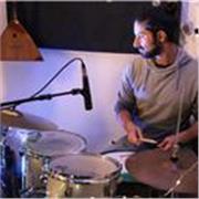 Diplomato in Batteria jazz al Conservatorio di Torino offre lezioni di Batteria a tutte le età per qualsiasi livello, preparazione all'esame di ammissione