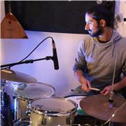 Diplomato in Batteria jazz al Conservatorio di Torino offre lezioni di Batteria a tutte le età per qualsiasi livello, preparazione all'esame di ammissione