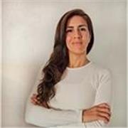Sesiones de entrenamiento personal y grupal, destinadas a personas que desean mejorar su salud física, mental y emocional