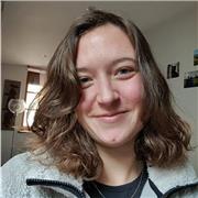 Je donne des cours particuliers autour de thématiques qui me parlent, comme l'intelligence émotionnelle. C'est un élément clé pour se développer en société, dans tous les aspects de notre vie.
Diplômée d'une licence de sciences sociales et d'un master de