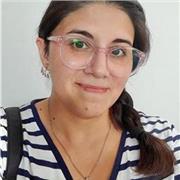 Profesora de inglés imparte clases a niños y adolescentes