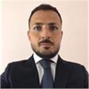Docente di diritto impartisce lezioni in diritto ed educazione civica per studenti di liceo ed istituti tecnici professionali