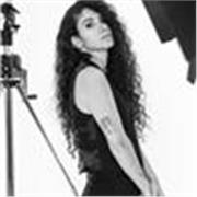 Fotografa professionista impartisce lezioni di fotografia adattandolo al livello iniziale