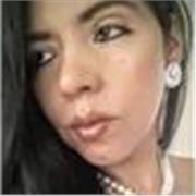 profesora de imparte clases a jóvenes y adultos