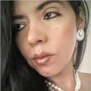 profesora de imparte clases a jóvenes y adultos