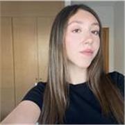 Estudiante de magisterio imparte clases particulares a niños de primaria