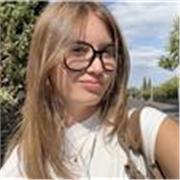 Je suis en première année d’étude en statistiques et j’ai vécu deux ans aux USA. Je peux bien enseigner les maths et l’anglais