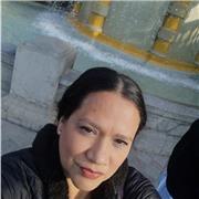 Profesora que dicta varias áreas de aprendizaje a niños y adolescentes