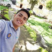 profesor de matemáticas y física que ofrece clases a estuantes colombianos