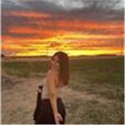 Profesora de inglés imparte clases de inglés a niños de todas las edades