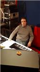 Insegnante di pianoforte moderno, classico e tastiere, con esperienza trentennale, propone lezioni in presenza, online e a domicil