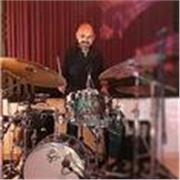 Insegnante di musica diplomato al conservatorio di Como in batteria e percussioni jazz