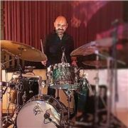 Insegnante di musica diplomato al conservatorio di Como in batteria e percussioni jazz