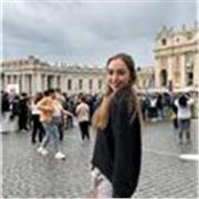 Profesora de inglés que imparte a niños de todas las clases de edad