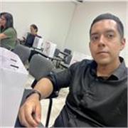 Profesor de inglés enseña a alumnos de toda edad