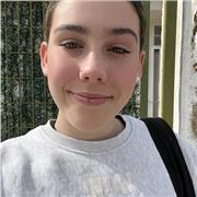 Profesora con experiencia joven, de materias de primaria