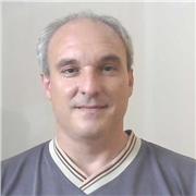 Professor titulat amb el títol superior de flauta travessera i direcció d'orquestra.
