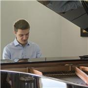 Insegnante, pianista professionista. Impartisco lezioni provate a tutti i livelli e tutte le età. Provare per credere!