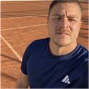 Profesor de tenis, especializado en nivel inicial. Para niños, jóvenes, adultos que quieran aprender a jugar este hermoso deporte
