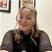 Joven sin experiencia, preparada para complementar instituto y bachillerato y ayudar a todo tipo de alumnos